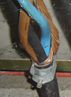 De buitenmantel van de kabel is gemaakt van zwarte kunststof en wijkt daarmee af van de gestandaardiseerde laagspanningskabels met grijze