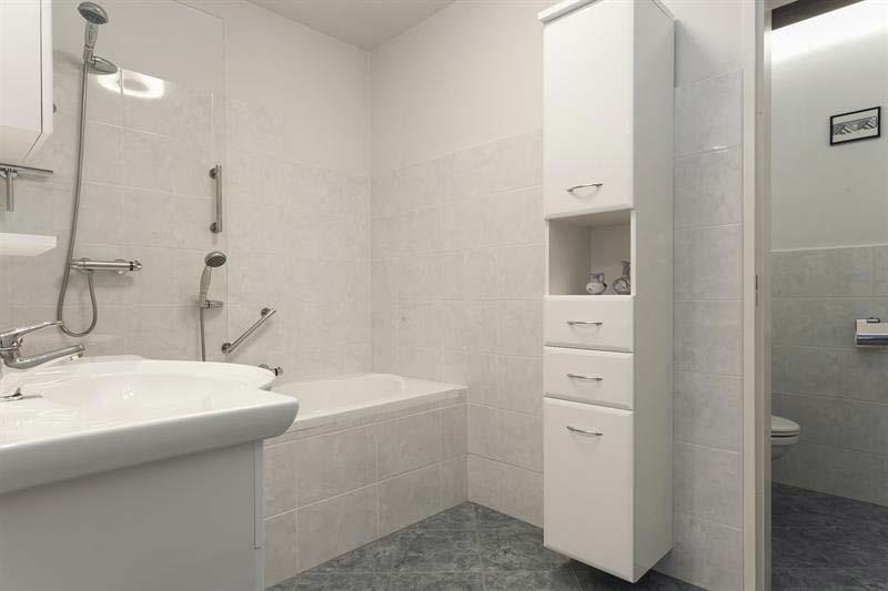 Zowel de stijlvolle badkamer als het separate toilet zijn recentelijk, namelijk in 2011, geheel gemoderniseerd.