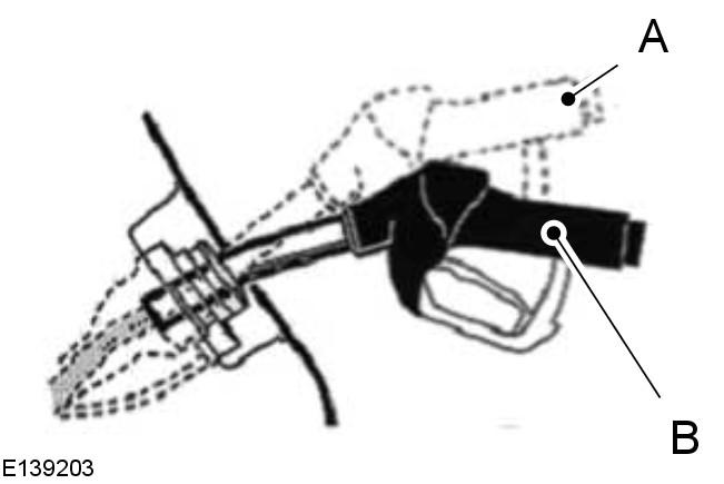 Het morsen van brandstof kan gevaarlijk zijn voor andere weggebruikers. 1. Druk op de klep om deze te openen. Open de klep volledig tot hij vergrendelt.