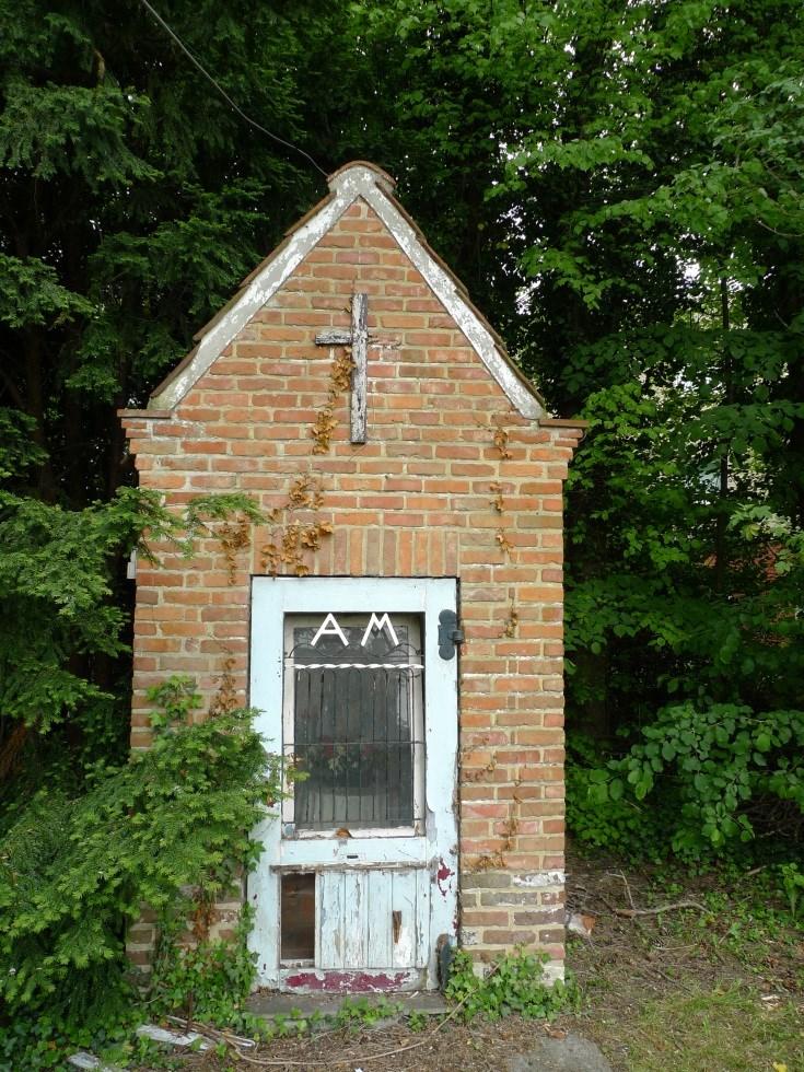 Heropgerichte kapel in de groene zone naast de voormalige Sint-Gerarduskring d.d. 18 mei 2016 (foto Onroerend Erfgoed).