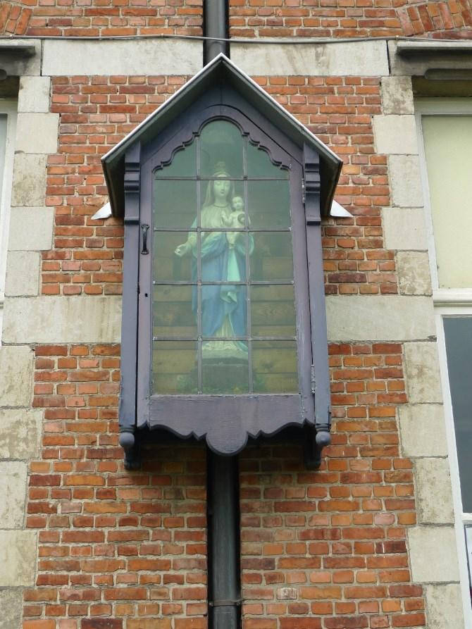 Detail muurkapel in vergelijking met muurkapel tegen voorgevel van