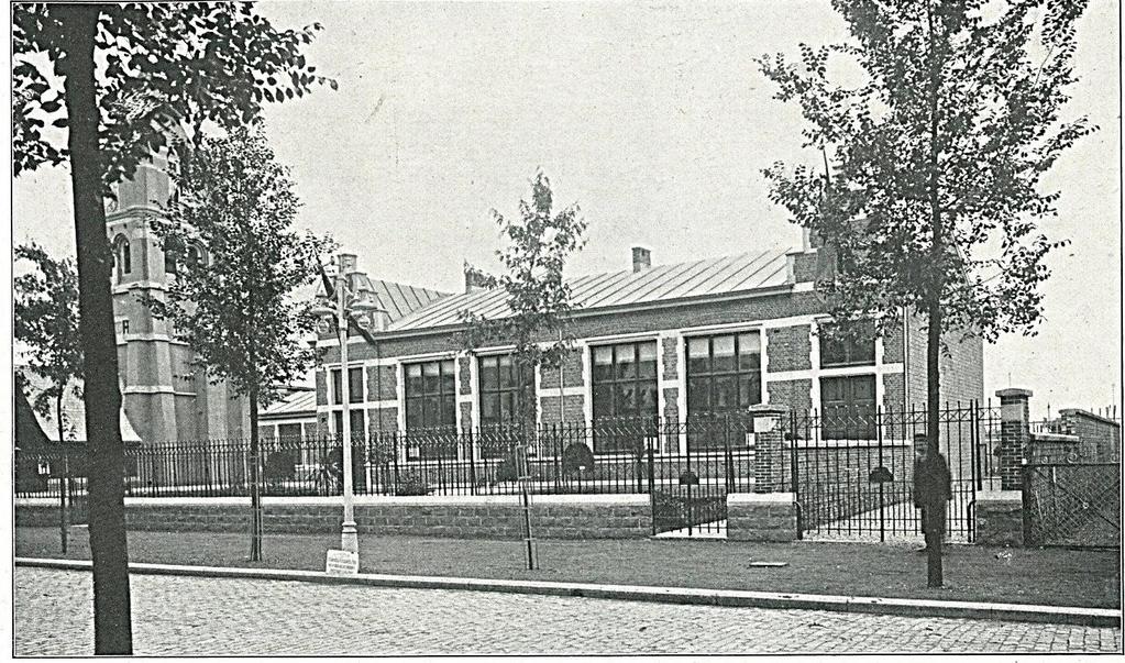 Lagere modelschool op de achtergrond, rechts van de kerk en achter de kiosk. DE VUYST P. TIBBAUT E.