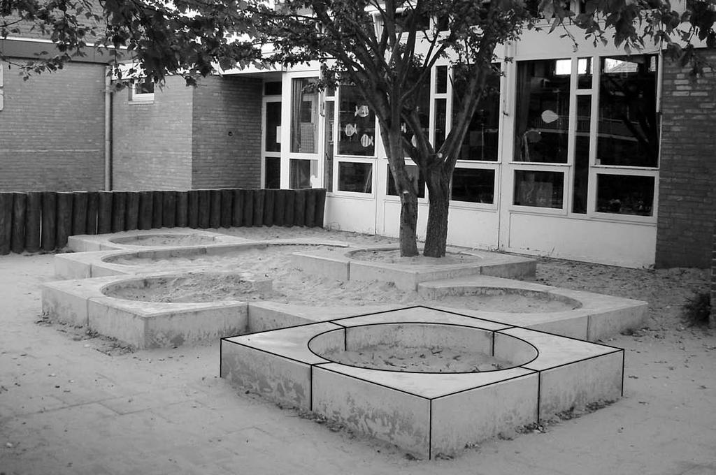 ZANDBAK Met betonnen elementen kunnen zandbakken van verschillende vormen worden gemaakt. In de foto hierboven zijn vier elementen aangegeven.