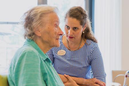 Wat doet de ergotherapeut? De ergotherapeut gaat met u in gesprek over welke beperkingen u in uw dagelijkse handelingen ondervindt. De handelingen die voor u belangrijk zijn komen hierbij aan bod.