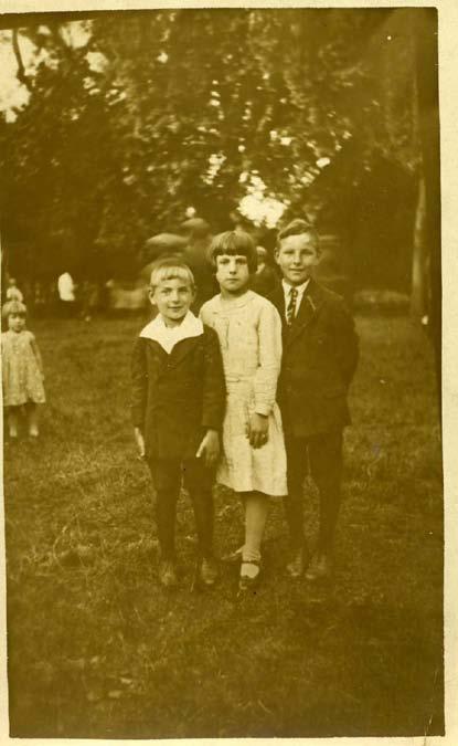 Het adres heeft een ander nummer gekregen Heistraat 69 (verhuisd of omnummering??) Jan Willem is blijkbaar weer terug uit Sittard en woont ook in. Hij blijkt 9 januari 1944 te zijn overleden.