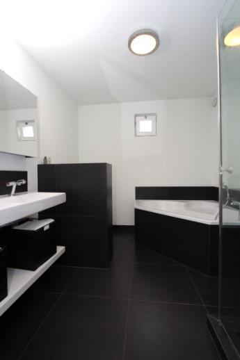 BADKAMER (ca. 8 m²) De moderne badkamer (2015) is uitgerust met luxe sanitair, bestaande uit: een ligbad met losse handdouche, douchehoek, thermostaatkranen, dubbele wastafelmeubel en een wandtoilet.