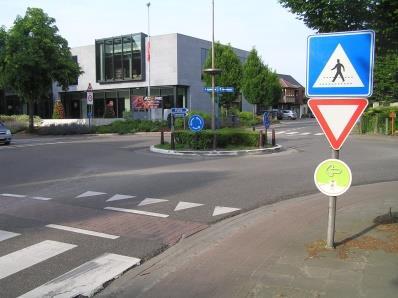 Controlepunt 11: De rotonde Oudstrijderslaan en Haachtsebaan: Via de rotonde en zijn fietspad draai je door middel van 2 linksaf bewegingen (vaardigheid 3) en 1 rechtsaf beweging (vaardigheid 2)