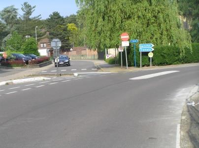 Controlepunt 13: Kruispunt Tremelobaan Molenstraat : Op dit kruispunt fiets je achter de verkeersgeleider linksaf (vaardigheid 3) de Molenstraat in.