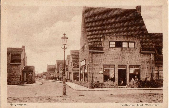 gen ontworpen.² Vanaf 1921 tot aan 1940 was hij als opvolger van H. Nieuwenhuijsen, met wie hij ook heeft samengewerkt, de vaste architect van Volkswoningbouwvereniging St. Joseph.