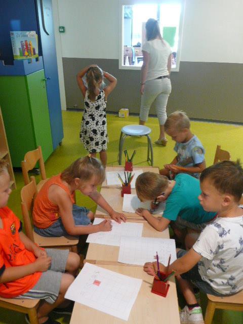 De kinderen van de 3 kleutergroepen zijn dan verdeeld