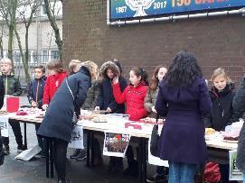 Het gehele bedrag wordt vandaag (22 december) naar Apeldoorn gebracht, waar het Glazen Huis tot kerstavond staat. Uw donatie helpt het Rode Kruis om kinderen met hun families te herenigen.