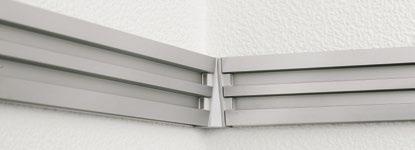 op aanvraag leverbaar (korter dan 240 cm) n Wandrail van aluminium n Witte poedercoating (RAL 9016) of geanodiseerd aluminium n Aanbevolen montagehoogte: 205 cm n Duorail levering incl.