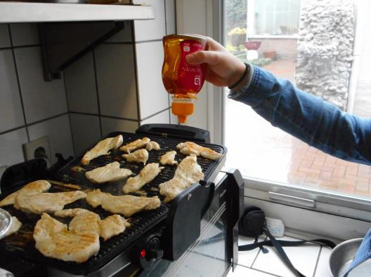 Moretum Meng verse kaas, type ricotta, naar wens : (bies)look, azijn, honing, venkel, koriander. Dit mengsel kan op een stukje brood worden gesmeerd.