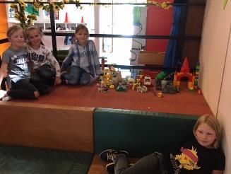 De kinderen zijn volop aan de slag met het bouwen van een dierentuin, zijn aan het uitzoeken welke