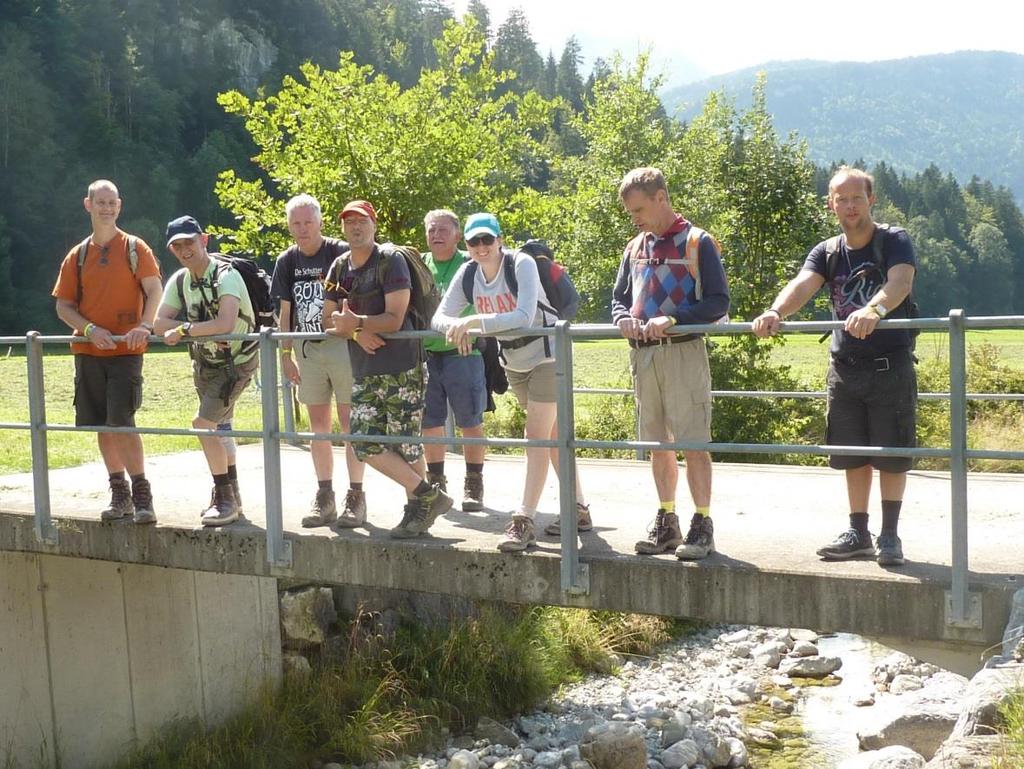 Groep 2 Ronny, Peter F, Walter, Nele, Frank L, Sasha en David Gie en Carl Onze opdracht voor vandaag, verken de Baumgarten in Bezau.