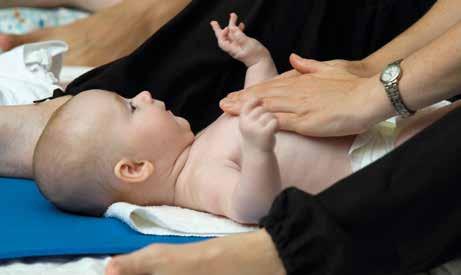 Traject 1: van borst naar vingers Eerste handgreep: over de borst Plaats je beide handen op het borstbeen van je baby en glij naar buiten over de schouders.
