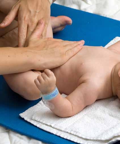 Traject 2: van buik naar tenen Eerste handgreep: over de buik Plaats één hand dwars over je baby s buik en laat je hand naar jou toe glijden tot op de dijen.