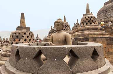 Vervolgens rijden we door naar het prachtige Hindoecomplex, de Prambanan, gebouwd in de 9e eeuw ter ere van de God Shiva.