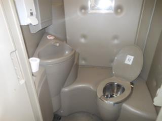 De vloer en de scheidingsmuren van de toiletten moeten bedekt zijn met duurzame en waterdichte materialen. Er moet ten minste één toilet per 15 arbeid(st)ers zijn en één urinoir per 10 arbeid(st)ers.