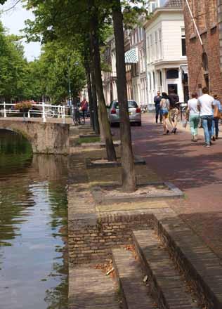 Daarentegen heeft de Westerkade wat meer fietsers door de ligging in het fietsnetwerk. Beide kades krijgen voor de voetganger een trottoir langs de gevelzijde en een kadestrook aan de waterzijde.