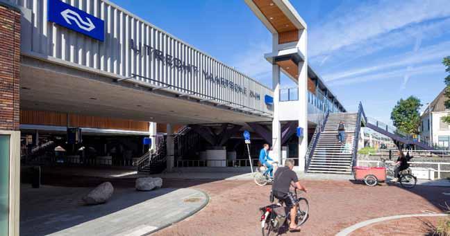 Opnieuw poort van de binnenstad (na 2016) In 2016 is het station Vaartsche Rijn geopend. Het is een openbaar vervoersknooppunt van trein, tram, bus en taxi.