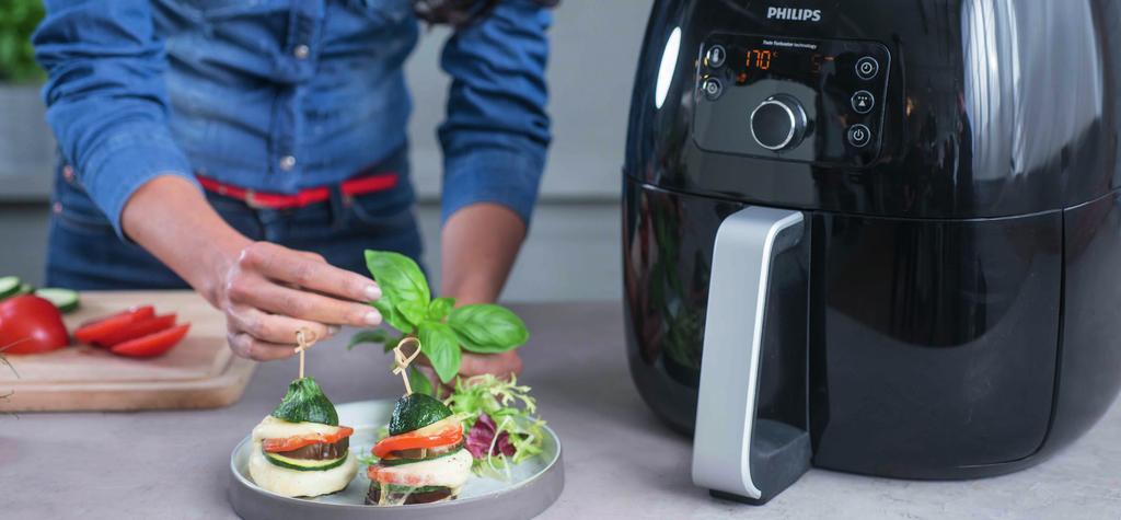 G R O E N T E T O R E N T J E 125 g buﬀelmozzarella, in plakjes 2 el pijnboompitten, geroosterd Een halve aubergine Een halve courgette Rucola 2 tomaten Balsamico Een snuifje zeezout Provençaalse