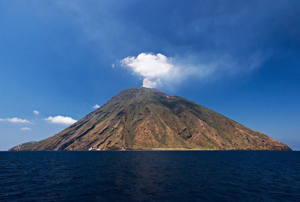 Opgave B Stromboli Bron 1 Het vulkanische eiland Stromboli Bron: http://woondu.