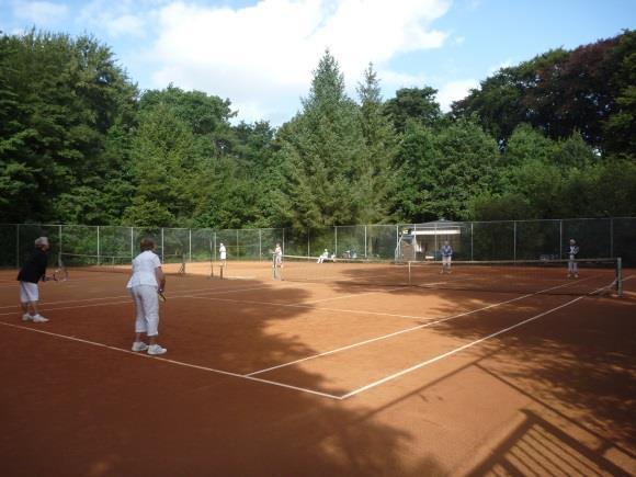 Tennisparken: Locatie: Aantal velden: 1 e bouw Tennispark Heerenduinen Heerenduinweg 12 Tennispark Groeneveen Kerkpad 61 Santpoort-Noord Tennispark Hofgeest Broeklanden 5 Tennispark Rooswijk