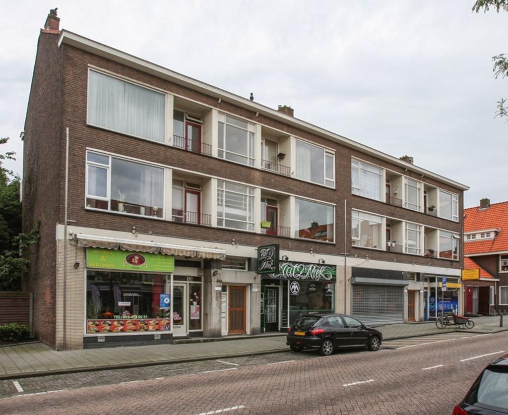 Prachthuis Makelaardij B.V. TE KOOP Burgemeester Baumannlaan 92 B 3043 AP Rotterdam Prachthuis Makelaardij B.V. Burgemeester Baumannlaan 110 a 3043 AR Rotterdam 010-3413807 info@prachthuismakelaardij.