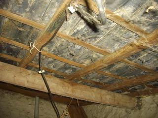 Afwerking stucwerk, waarover behang. Dragende wanden Wanden zijn behangen. Binnen- kozijnen/ deuren Kozijn(en) uitgevoerd in hout.