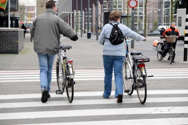 16 F Op plaatsen waar geen oversteekplaats voor fietsers is voorzien gebruiken fietsers vaak het zebrapad om