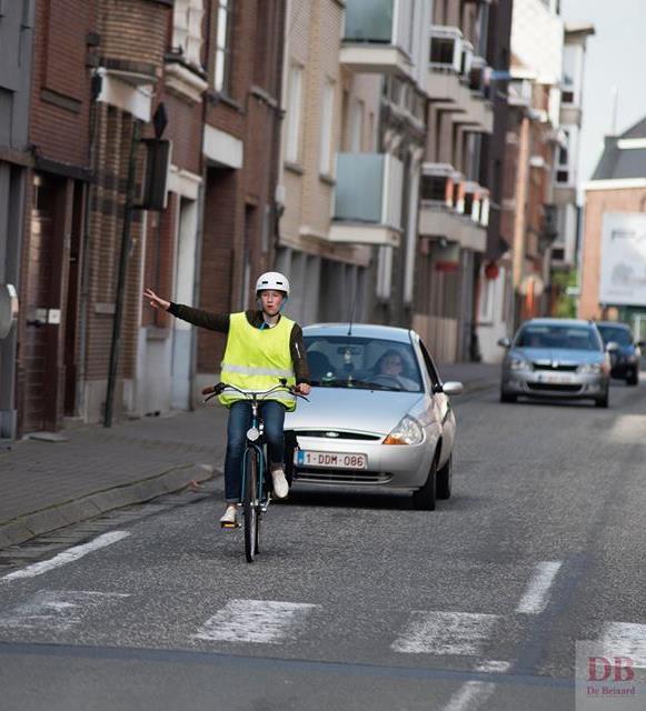 17 H Richtingsverandering Voor fietsers gelden dezelfde regels als voor de andere bestuurders.