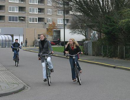 Naast elkaar rijden 10 I Fietsers mogen met maximum 2 naast elkaar op de rijbaan rijden, uiteraard op voorwaarde dat er geen fietspad is.