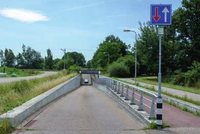 Verkeer en verkeersveiligheid De N35 Nijverdal - Wierden verandert van een enkele rijbaan voor beide rijrichtingen met gelijkvloerse kruispunten in een weg met twee gescheiden rijbanen en