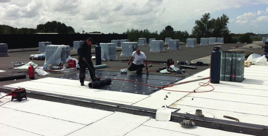 Reflecterende dakbedekking REFLECTERENDE DAKBEDEKKING Reduceert de temperatuur en opwarming op het dak WITTE LEISLAG Deze witte dakbaan reflecteert niet alleen de