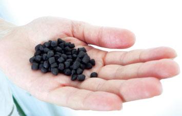 Nu worden rubbergranulaten toenemend als hoogwaardige grondstoffen respectievelijk als componenten van nieuwe grondstoffen erkend.