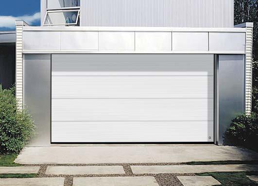 Deze fraaie garagedeur is uitermate geschikt om te combineren met roestvrijstalen vensters.