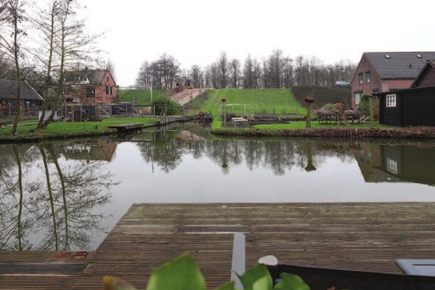 Kenmerken & bijzonderheden Type woning twee-onder-een-kapwoning met garage Bouwjaar 1972 Ligging nabij het centrum, gelegen aan een wetering Aantal