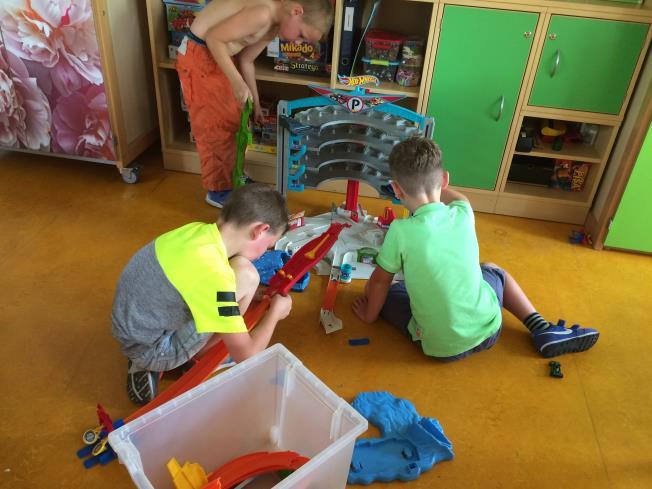 Wij zorgen ervoor dat er afwisselend speelgoed op de groepen is. In het kader van de kinderparticipatie mogen kinderen mede bepalen welk speelgoed wordt aangeschaft.