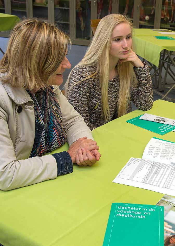 Inhoud opleidingsonderdelen eerste modeltraject Inhoud opleidingsonderdelen eerste modeltraject Anatomie en fysiologie Tijdens dit opleidingsonderdeel komt de bouw van het menselijk lichaam aan bod