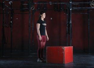 BOX JUMP RX Met beide voeten tegelijk afzetten tijdens de sprong Op gestelde hoogte springen Met beide voeten op de box Gestrekte heupen Gestrekte knieën Lichaamszwaartepunt boven de box (niet naar