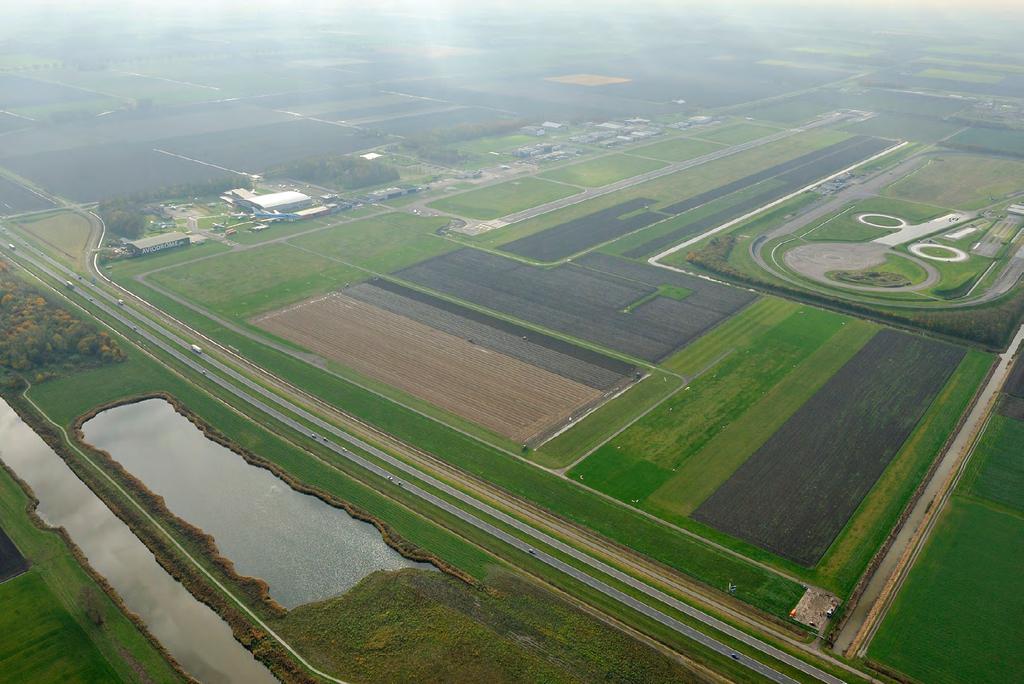 A ACHTERGROND Lelystad Airport wordt gefaseerd ontwikkeld als Twin-Airport van Schiphol, om alternatieve capaciteit te bieden voor niet mainport gebonden verkeer.