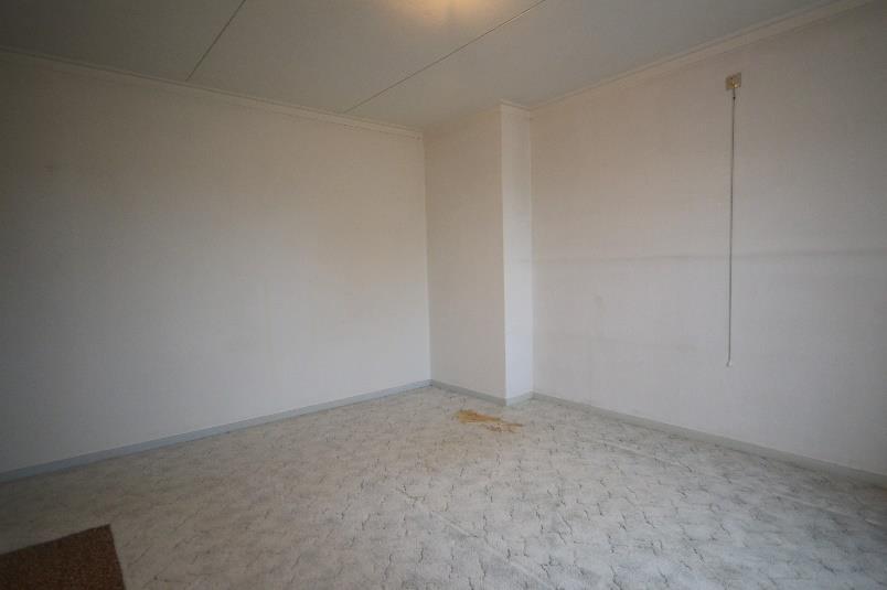 De betegelde badkamer (5m²) is voorzien vaan een