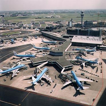 Opgave 3 Een vliegtuig heeft 4 wieltjes. Er staan 8 vliegtuigen op het vliegveld. Hoeveel wielen staan er bij elkaar op het vliegveld? De som is:.x..=. Opgave 4 Zoek bij elk vliegtuig de goede staart.