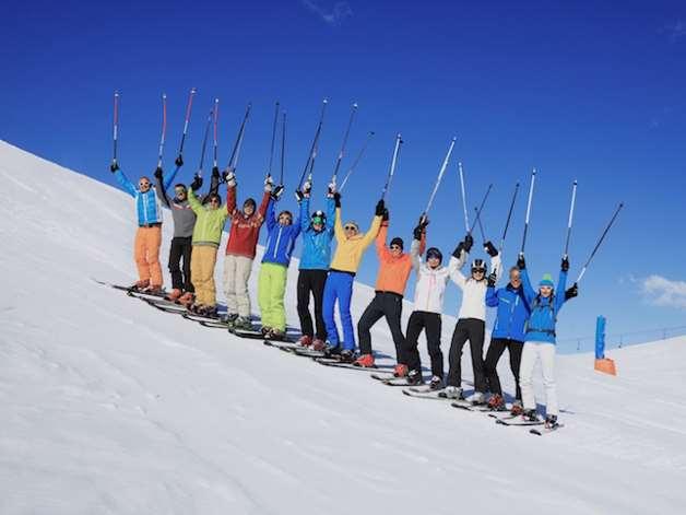 Sneeuwscooter rijden (op ca 2 uur afstand rijden) Optioneel kunnen wij aan het einde van de dag de groep laten ophalen met arrensleden en naar een speciaal voor de groep afgehuurde berghut