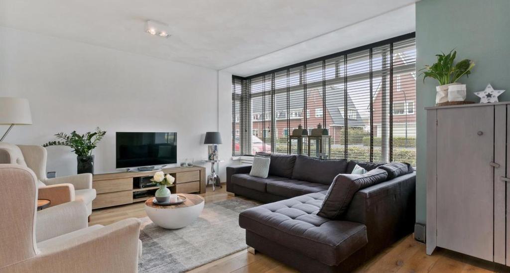 kenmerken soort woning 2-onder-1- kapwoning woonoppervlakte 160 m² perceeloppervlakte 245 m² inhoud 640 m³ kamers 6 slaapkamers 5 vraagprijs 415.000 k.k. Valkenswaardstraat 122 5036 SP Tilburg