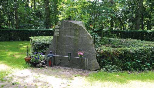 een stenen constructie waarin een overledene geplaatst kan worden. Het is mogelijk zo n bovengronds graf te bekijken, omdat er altijd een leeg bovengronds graf beschikbaar is. Urnengraf.