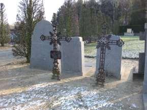 Er staan nog slechts twee metalen graftekens op de begraafplaats.