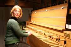Na in 2001 de prijs voor notenleer te hebben behaald aan het Koninklijk Muziekconservatorium van Bergen, behaalt Pascaline FLAMME een jaar later de eerste prijs voor orgel aan de muziekacademie van