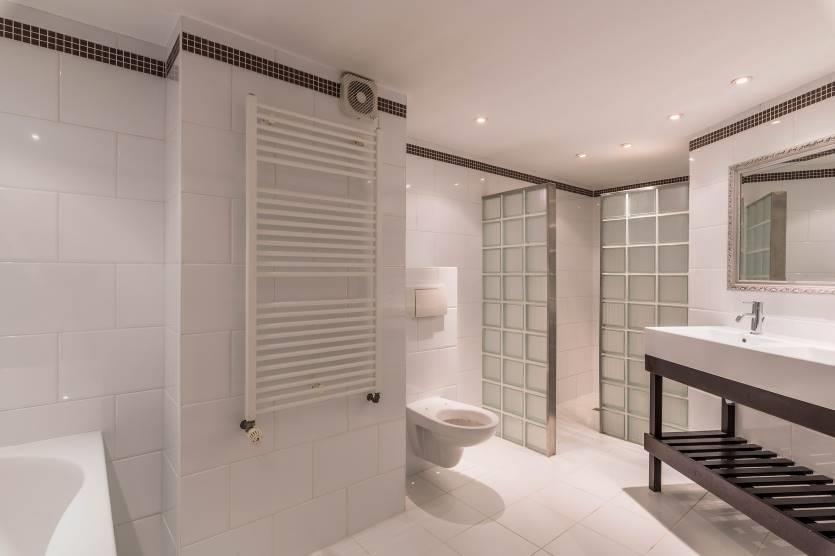 riante badkamer in lichte kleurstelling met